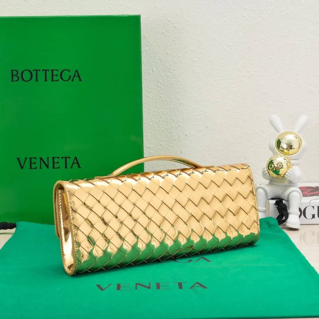The batch of 1360 BV Andiamo evening handbags has been heavily planted again~ The designer aesthetics in the era of economic downturn are back. I fall in love with it at first sight and can't put it down. It's so beautiful and full of aura. The shape and texture are very competitive. It's light in weight and has sufficient capacity. It's a must-have for fashionistas. It's suitable for many occasions, minimalist, high-end and light luxury. Model No.: 741511 Size: 31*13*3cm